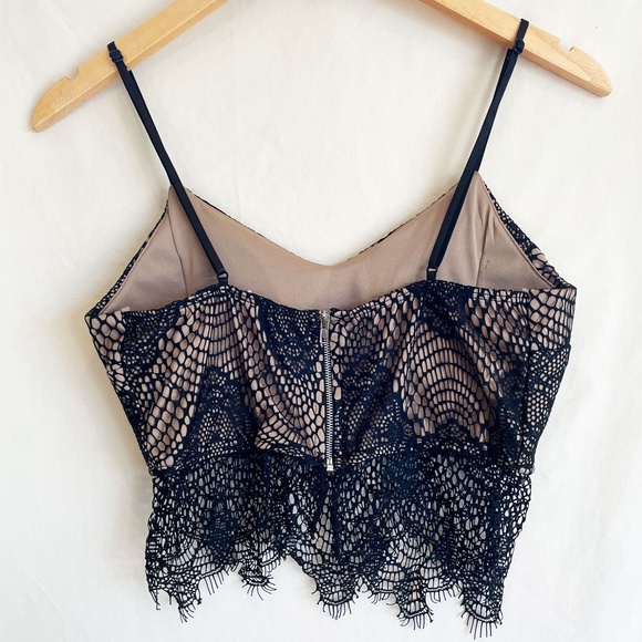 Black Lace Tonal Lined Scallop Trim Bralette - Picture 5 of 7